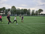 Laatste training S.K.N.W.K. JO11-1JM (partijtje tegen de ouders) van maandag 27 mei 2024 (86/137)